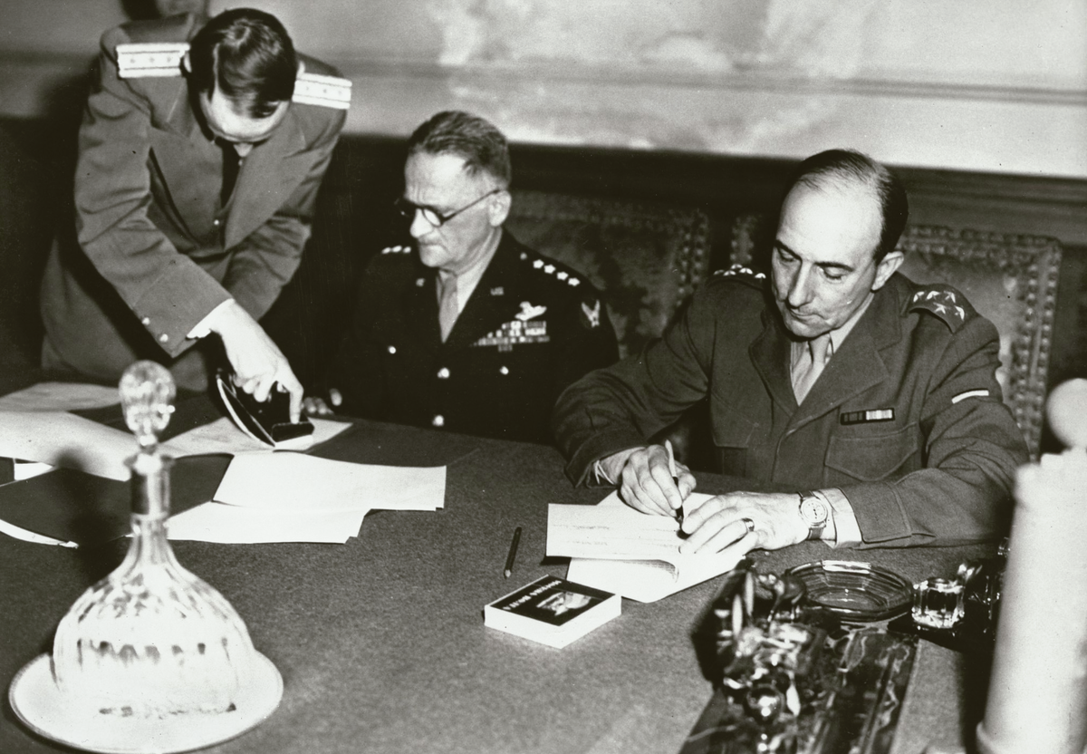 Французский генерал Латтр де Тассиньи (справа) "принимает капитуляцию" Германии