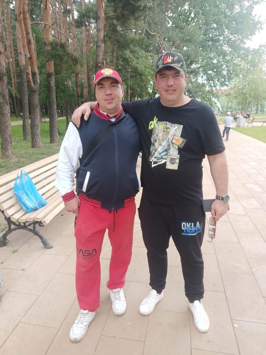 На прогулке в нашем парке за домом.