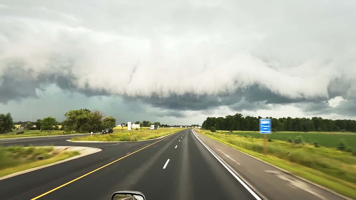 Облака цвета неба