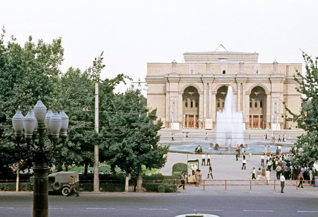 Самое популярное место встреч в Ташкенте в конце 1960-х . Из ЯндексКартинок 