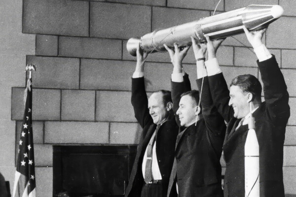 Уильям Пикеринг, создатель Explorer-1; Джеймс ван Аллен, создатель его научных приборов; и Вернер фон Браун, создатель ракеты Redstone (слева направо). Над головой они держат макет спутника / NASA (Public Domain)   📷