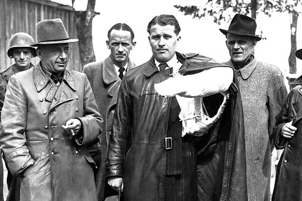    Вернер фон Браун, сдавшийся в плен американским войскам. Рука сломана не на допросе, а в ДТП. / T5C. Louis Weintraub (Public Domain)