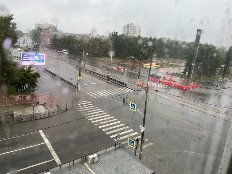    В Барнауле зарядил дождь. Источник: Толк