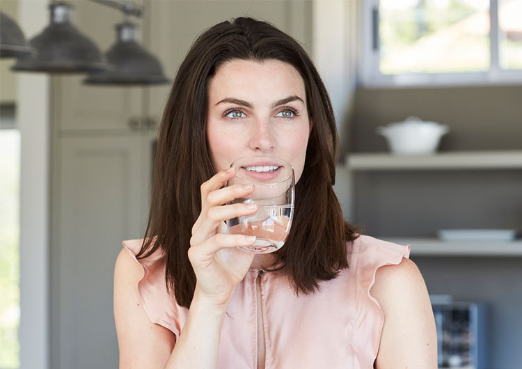 C любовью к каждому ,Наташа Эльберг- более 24 лет непрерывно практикующий энергопсихолог, кризисный психолог, синестет, автор книг-бестселлеров , автор методики ментальной трансформации и коррекции любых жизненных ситуаций с помощью специальных энергетических практик.