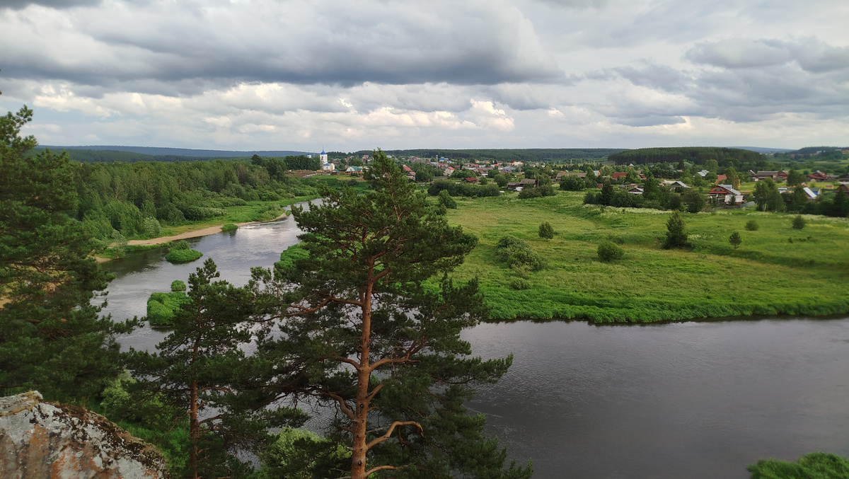 Вид на Чусовую и село Слобода с одной из смотровых площадок