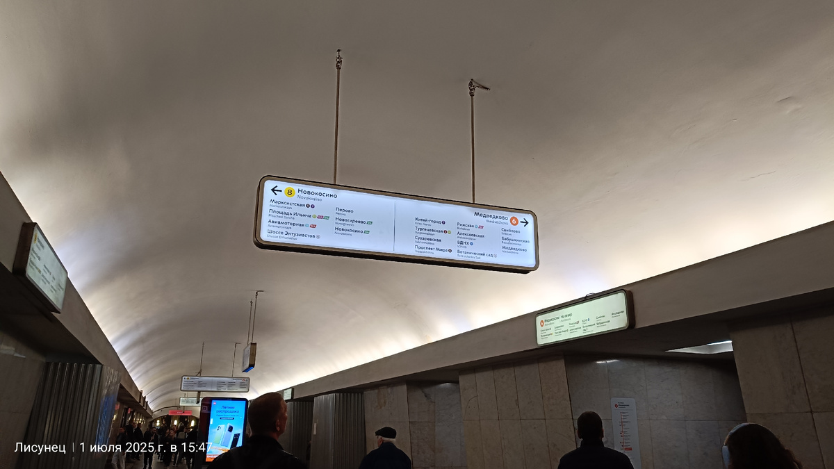 Налево домой, направо на работу. И часто, курсируя с одной на другую, возникает желание плюнуть и ехать домой или идти в парк гулять, благо он рядом.