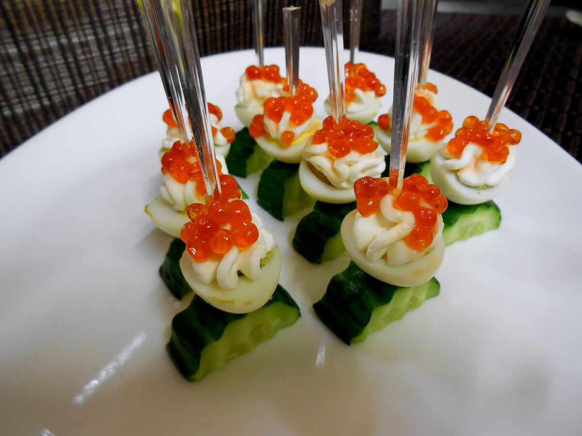    Канапе с икрой и блинами — роскошь на шпажках