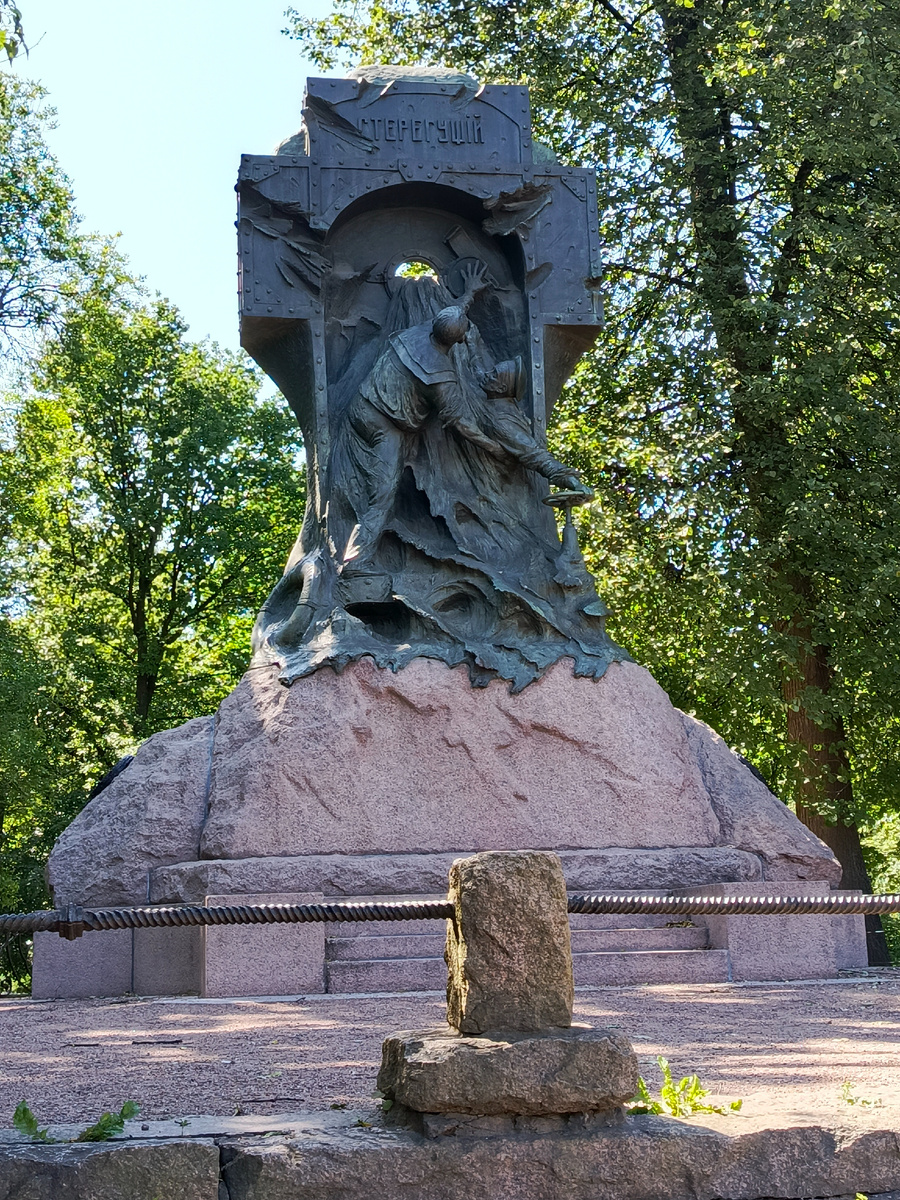 По замыслу скульптора, памятник должен был быть декоративным и постоянно отражать суть подвига - затопление корабля. Памятник-фонтан. Несколько лет памятник им и был, но потом поверхность монумента стала разрушаться.