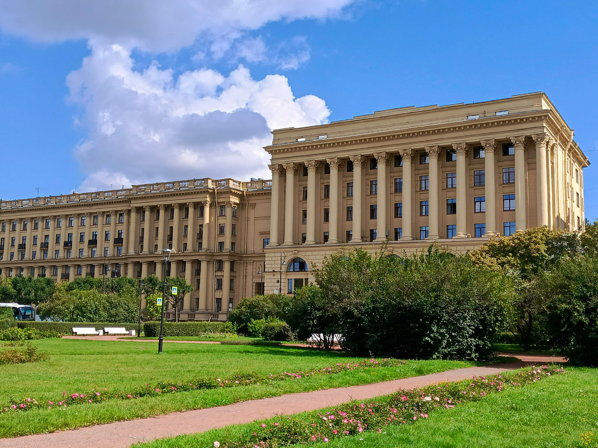 Троицкая площадь.