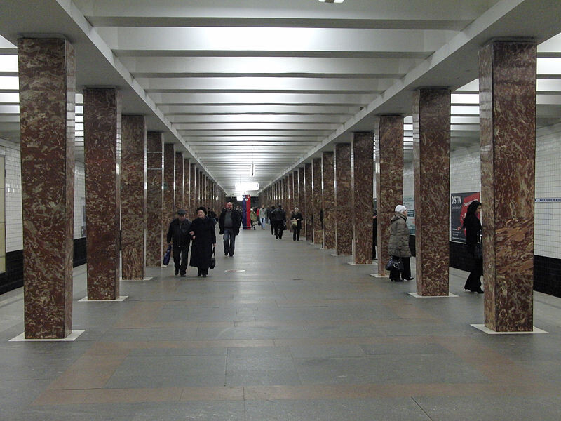 Станция. Авторство: Mikhail (Vokabre) Shcherbakov from Moscow, Russia. Pervomayskaya (Первомайская), CC BY-SA 2.0, https://commons.wikimedia.org/w/index.php?curid=23659646