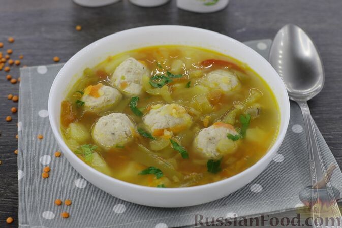 фарш мясеой, чечевица красная, картофель, лук репчатый, морковь, перец болгарский, помидоры, масло растительное, лавровый лист, соль, перец чёрный молотый, чеснок сушёный молотый, зелень