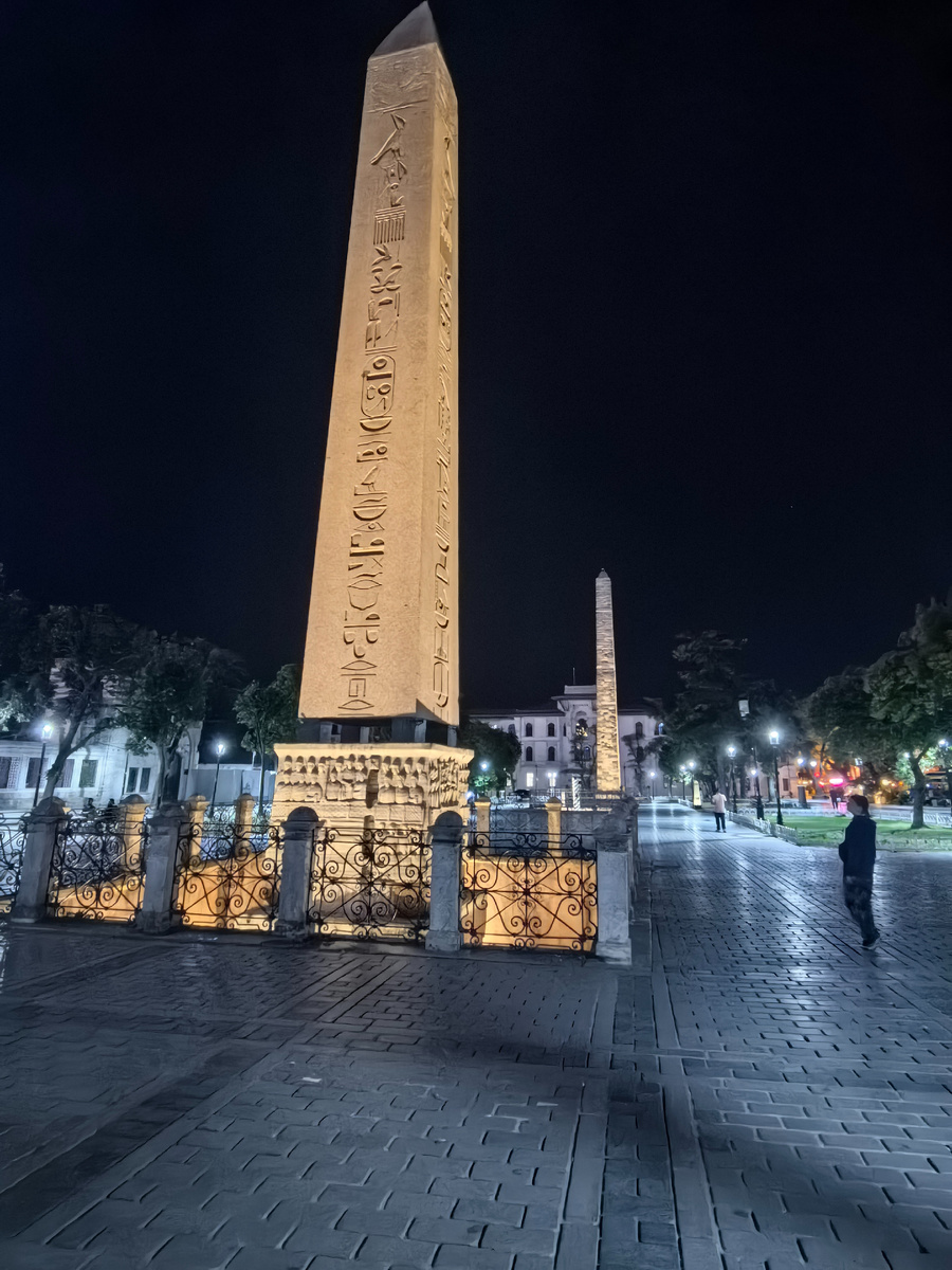 Египетский обелиск, далее обелиск Константина, а между ними Змеинная колонна, её почти не видно, так как она пятиметровая