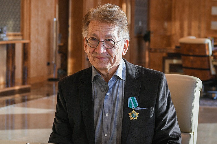    Ренат Салаватов: «Выпускники нашей консерватории продолжают ходить неприкаянные с высшим музыкальным образованием. Для чего же мы их готовим?».   
Фото: rais.tatarstan.ru