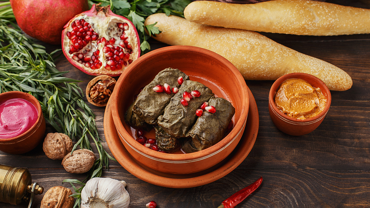     Фото: zygonema/Shutterstock/FOTODOM Особенность армянской версии — использование маринованных виноградных листьев и томление под гнетом. Фарш обычно готовят из баранины или говядины, хотя в современных интерпретациях может использоваться курица и свинина. Главное — чтобы мясо было с жирком, тогда и начинка получится сочной