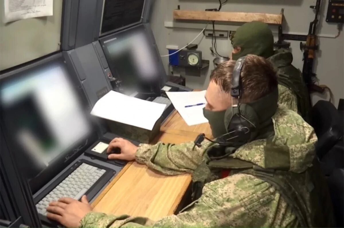    Операторы ВС РФ комплекса РЭБ Красуха.