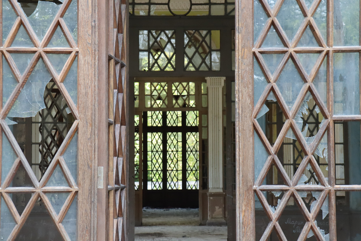 Удивительно красивые переплеты окон и дверей. Фото автора.