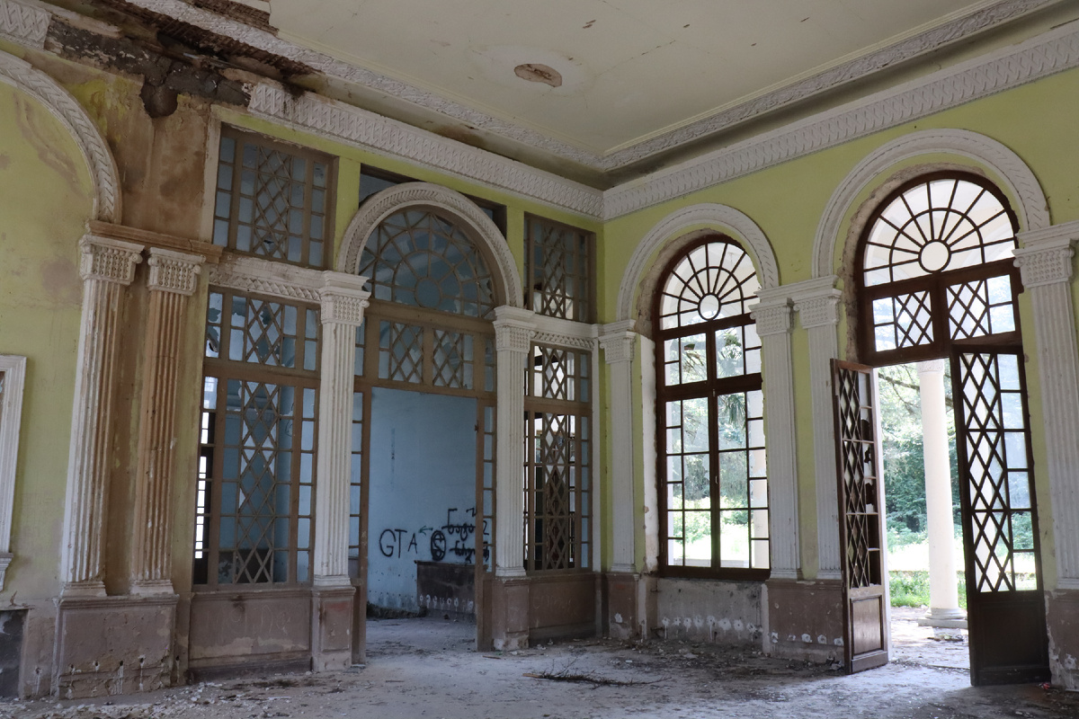 Из здания вынесли все, остались только стены. Фото автора.