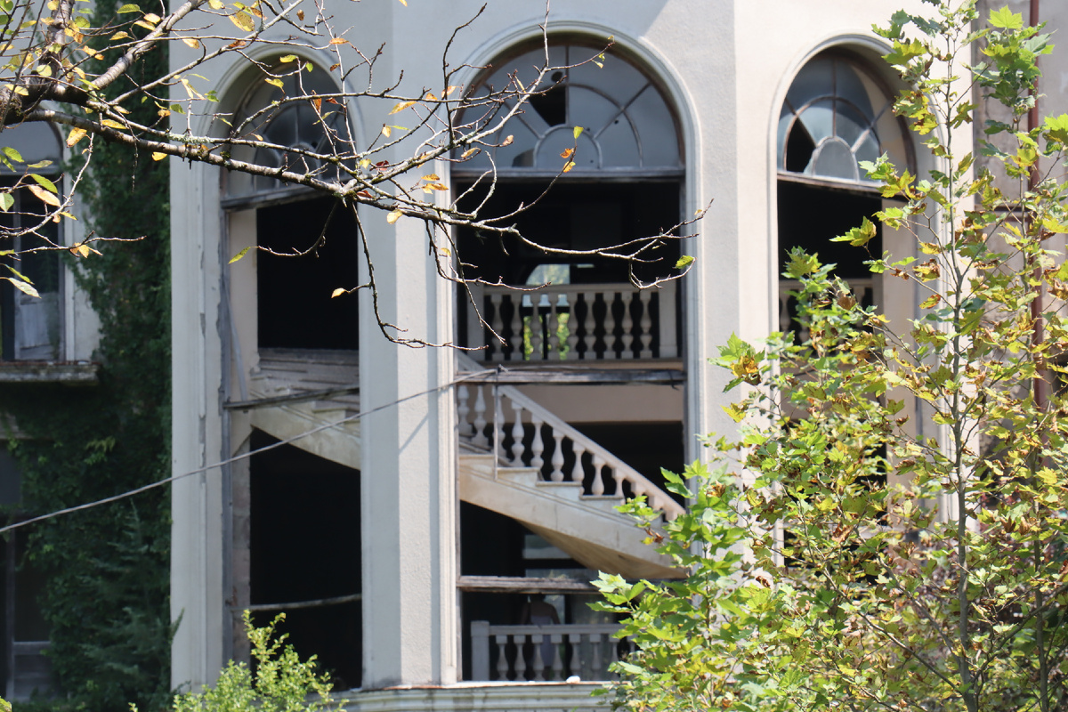 Природа постепенно поглощает эту красоту. Фото автора.