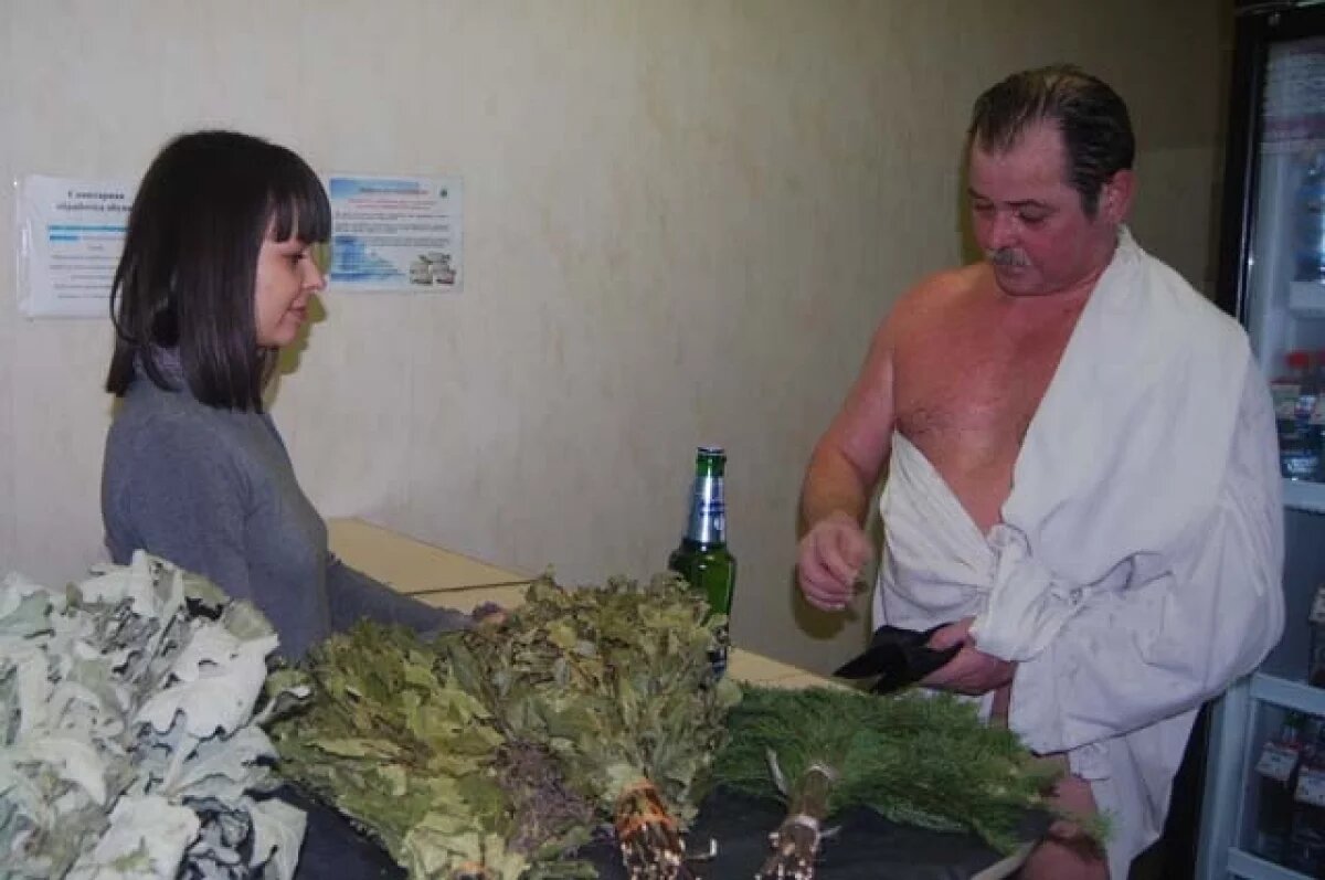    Банщик объяснил тюменцам, как выбрать веник для бани