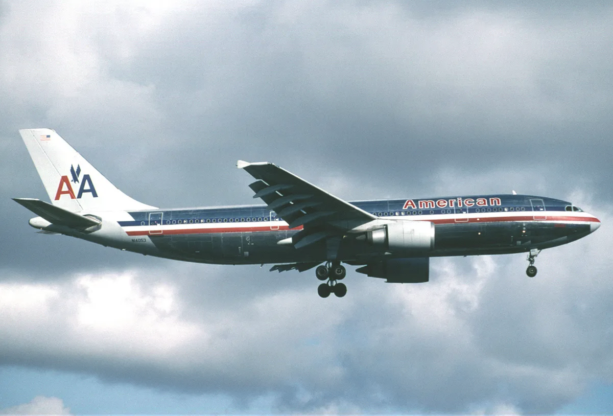 N14053, самолёт, попавший в аварию, на фото 1999 года. (Джерард Хелмер)
