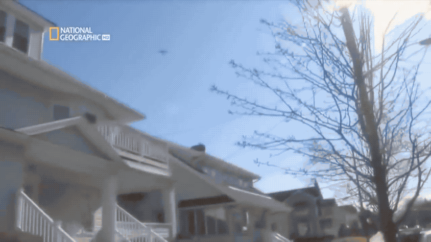 На этой анимации показан только один из возможных сценариев крушения самолёта. Свидетели не пришли к единому мнению о том, находился ли самолёт в горизонтальном вращении или в пикировании. (National Geographic/ «Секунды до катастрофы»)
