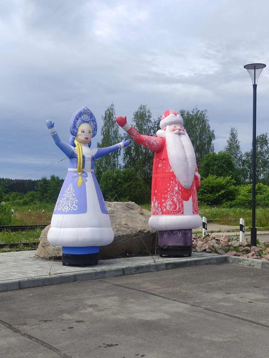 Вот такие надувные Дед Мороз и Снегурочка встречают посетителей на парковке. Мимо них точно не проехать. 