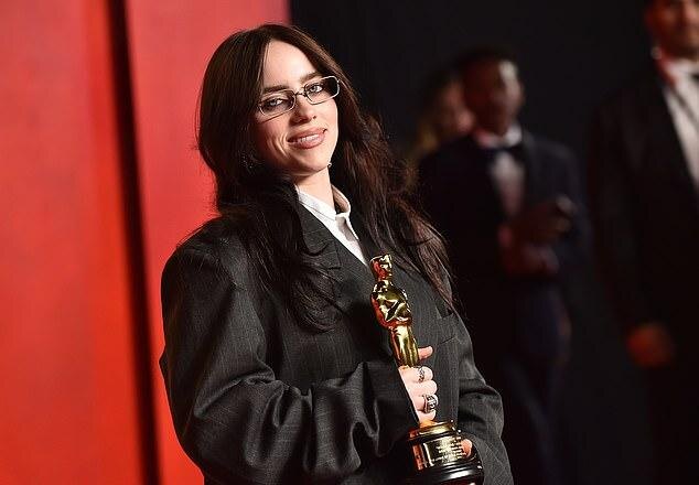 Поклонники Билли Айлиш шокированы, узнав о ее знаменитых родителях, и спрашивают, является ли она "непо-бейби"