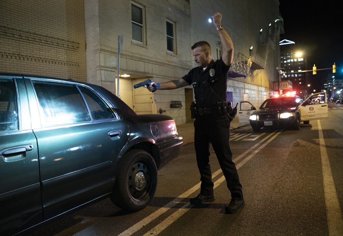 Кадр из киноленты "Полицейский седан/Crown Vic"