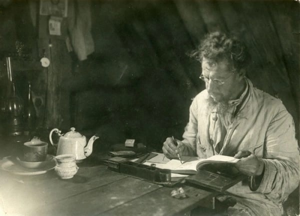 В рабочем кабинете. Фото из открытого  источника.