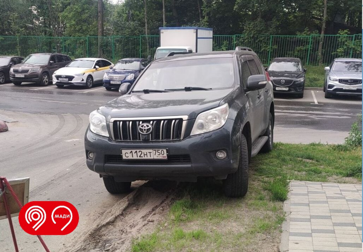 Даже если вы только двумя колесами заехали на газон ждите штраф. Фото Дептранс Москвы