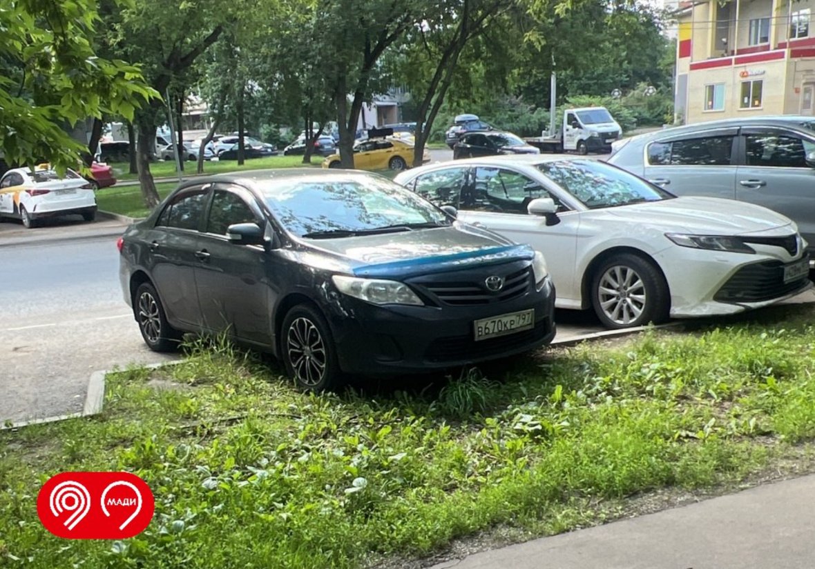 Владельцу тайоты за такую парковку прилетел штраф. Фото Дептранс Москвы