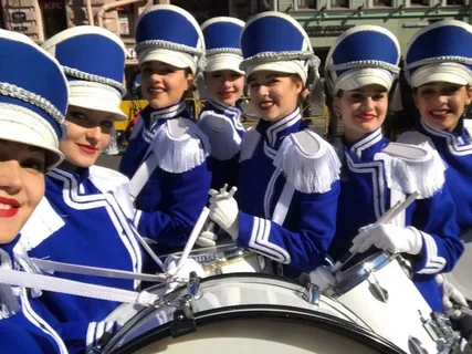 Парад барабанщиц в Санкт-Петербурге. Изображение имеется в свободном доступе.