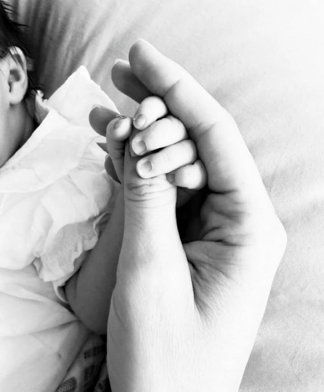    Поппи Делевинь с дочкой. Фото: социальные сети