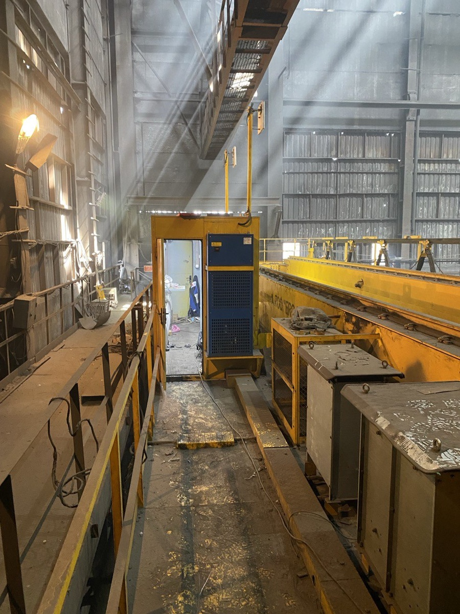 Металлургическое производство - одна из самых требовательных к безопасности отраслей промышленности. Когда речь идет о транспортировке расплавленного металла при температуре свыше 1500°C, каждая деталь системы управления должна работать безукоризненно. Недавно наша команда завершила проект модернизации системы управления мостового крана КМТРМ 30/10 №60 на Аксуском заводе ферросплавов, который наглядно демонстрирует важность комплексного подхода к обеспечению безопасности производства.
