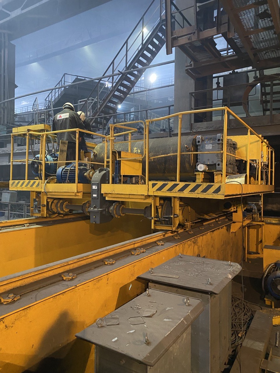 Специфика металлургических кранов
Мостовые краны в металлургии работают в экстремальных условиях. Высокие температуры, агрессивная среда, критические требования к точности позиционирования - все это требует использования специализированных решений. Особенность работы с расплавленным металлом заключается в том, что любая ошибка в управлении может привести к серьезным авариям с катастрофическими последствиями.
