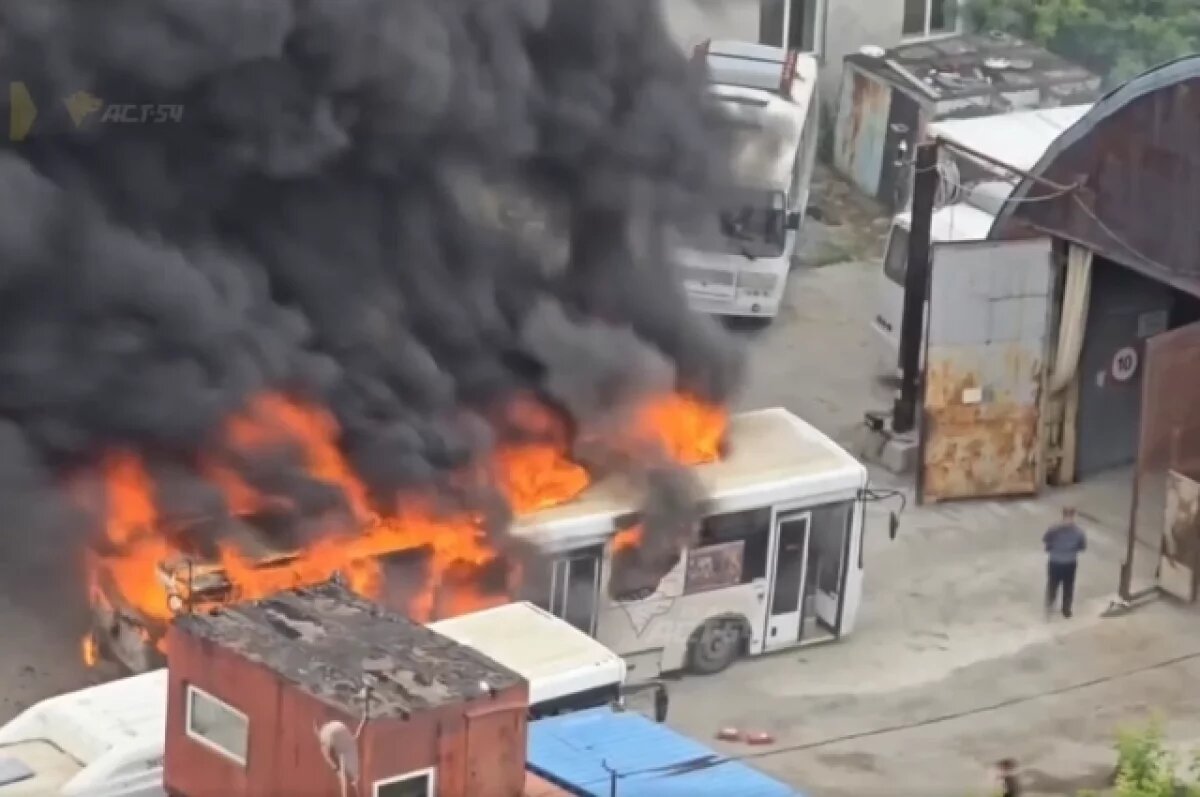    На улице Игарской в Новосибирске сгорел пассажирский автобус