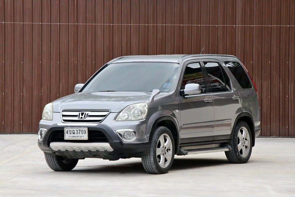 1 Вариант который я посоветую это Honda cr-v,  2 поколение в хорошем состоянии можно взять от 70 до 100 тысяч, обычно идет в комплектации 2.0 бензин, автомат, кожаный салон, полный привод и средним расходом 9 литров. На вторичной продаже +- вернете стоимость покупки.

 Из плюсов: Вместительность, крепкая подвеска, безопасный, высокий клиренс.
Из минусов: Могут быть проблемы с масложором, слабый кондиционер(электрика), плохо едет по бездорожью, жесткая подвеска.