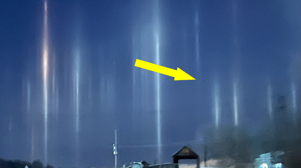    Ледяные иглы в небе создают магические световые столбы