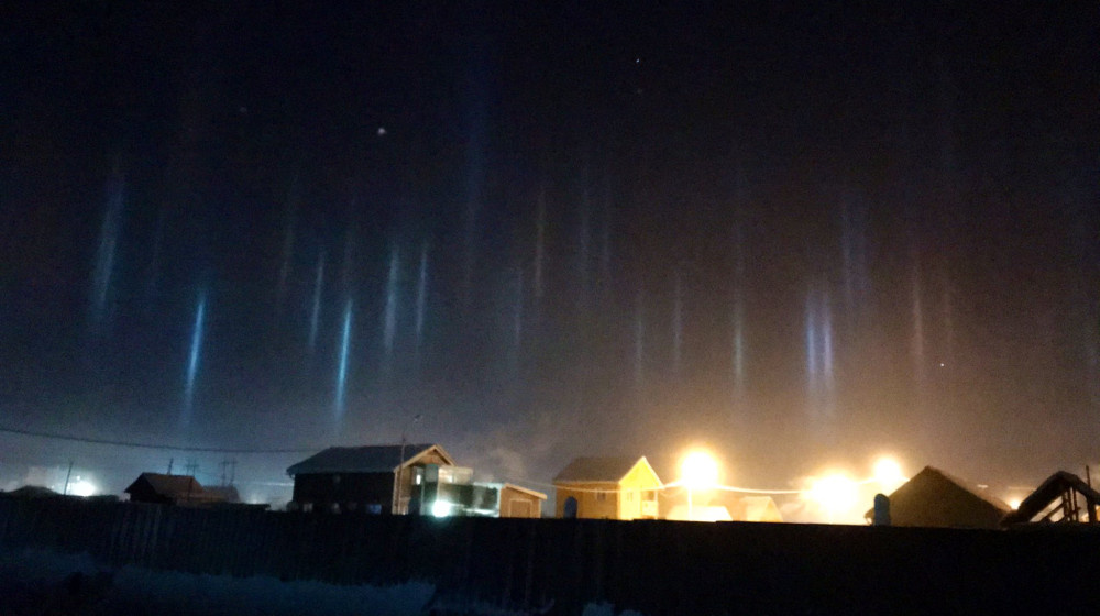    Ледяные иглы в небе создают магические световые столбы