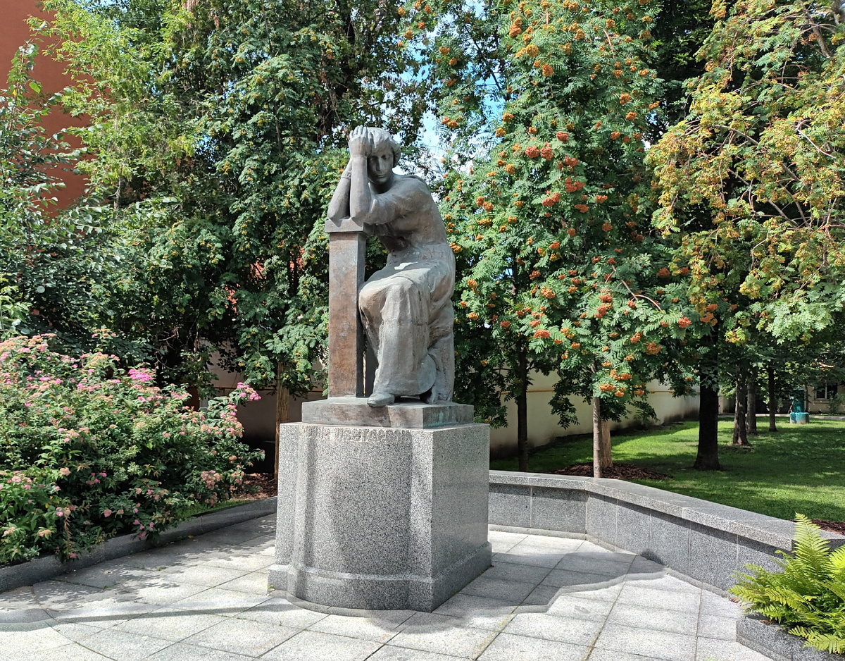Памятник Марине Цветаевой в Борисоглебском переулке. Скульптор Н.А. Матвеева