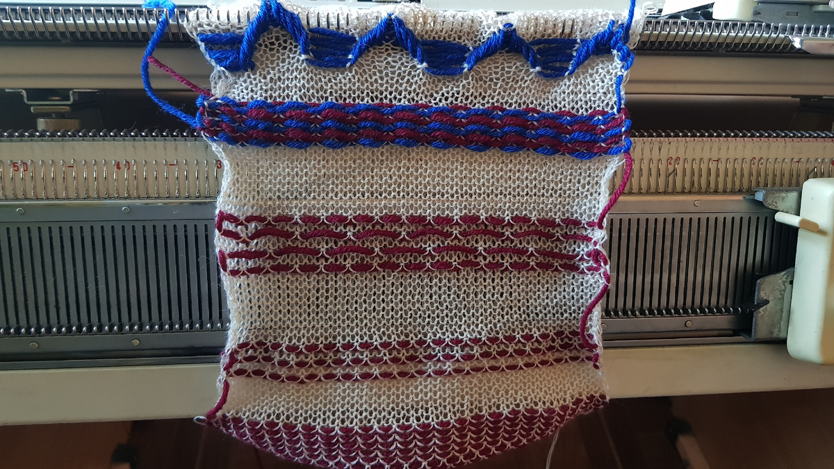 Узоры на базе футерованного переплетения с разным раппортом кладки, выполненные в ручном режиме на одной фонтуре машины Brother. Одинарный и двойной футер.