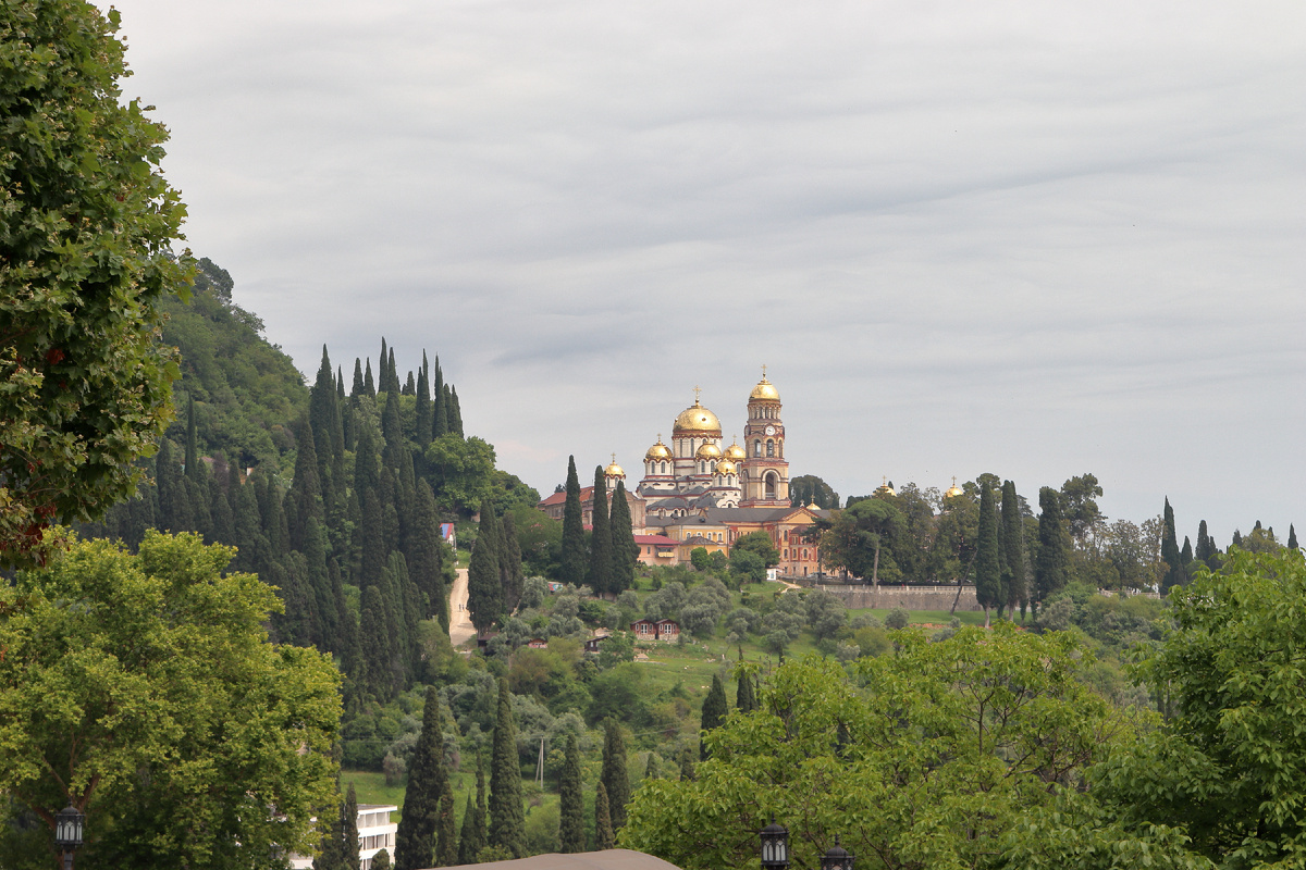 Виды по пути к Новоафонским пещерам