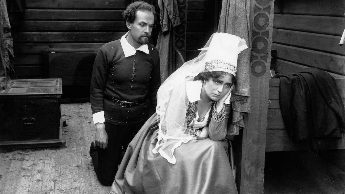 Кадр из фильма "Горный Эйвинд и его жена" (1918)