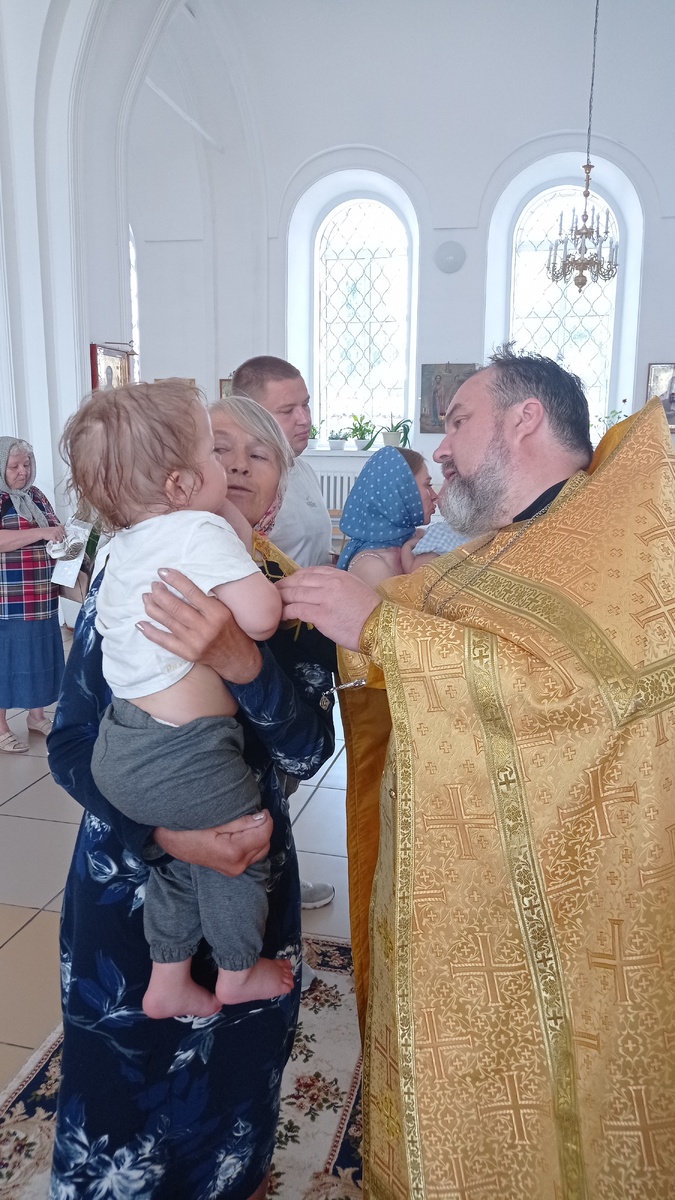 Момент миропомазания