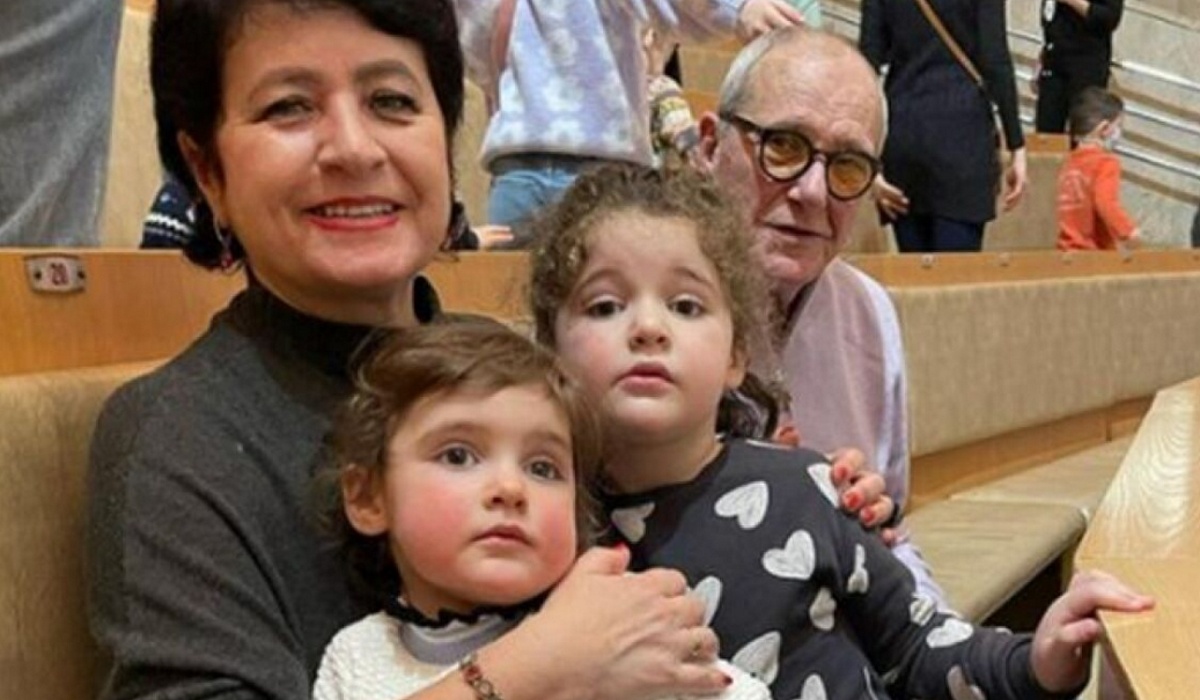 Эммануил Виторган с Ириной Млодик и дочками Этель и Кларой. Фото: соцсети