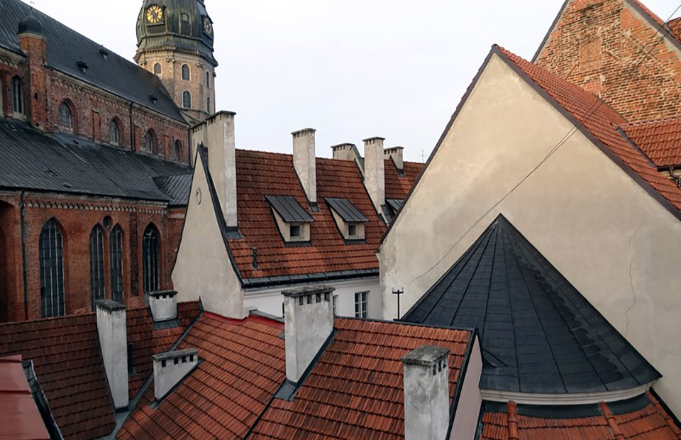Червлёная керамическая черепица - символ старого европейского города