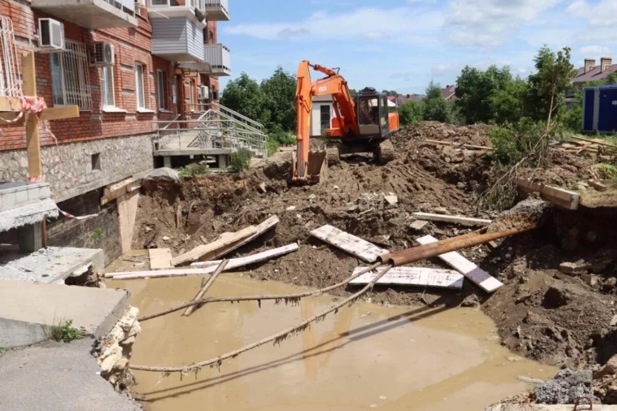    В Хабаровске устраняют обрушение дороги возле дома на Крещенской