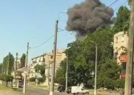    ВС РФ уничтожили ещё одно здание военкомата на Украине. Жители Кременчуга аплодируют стоя