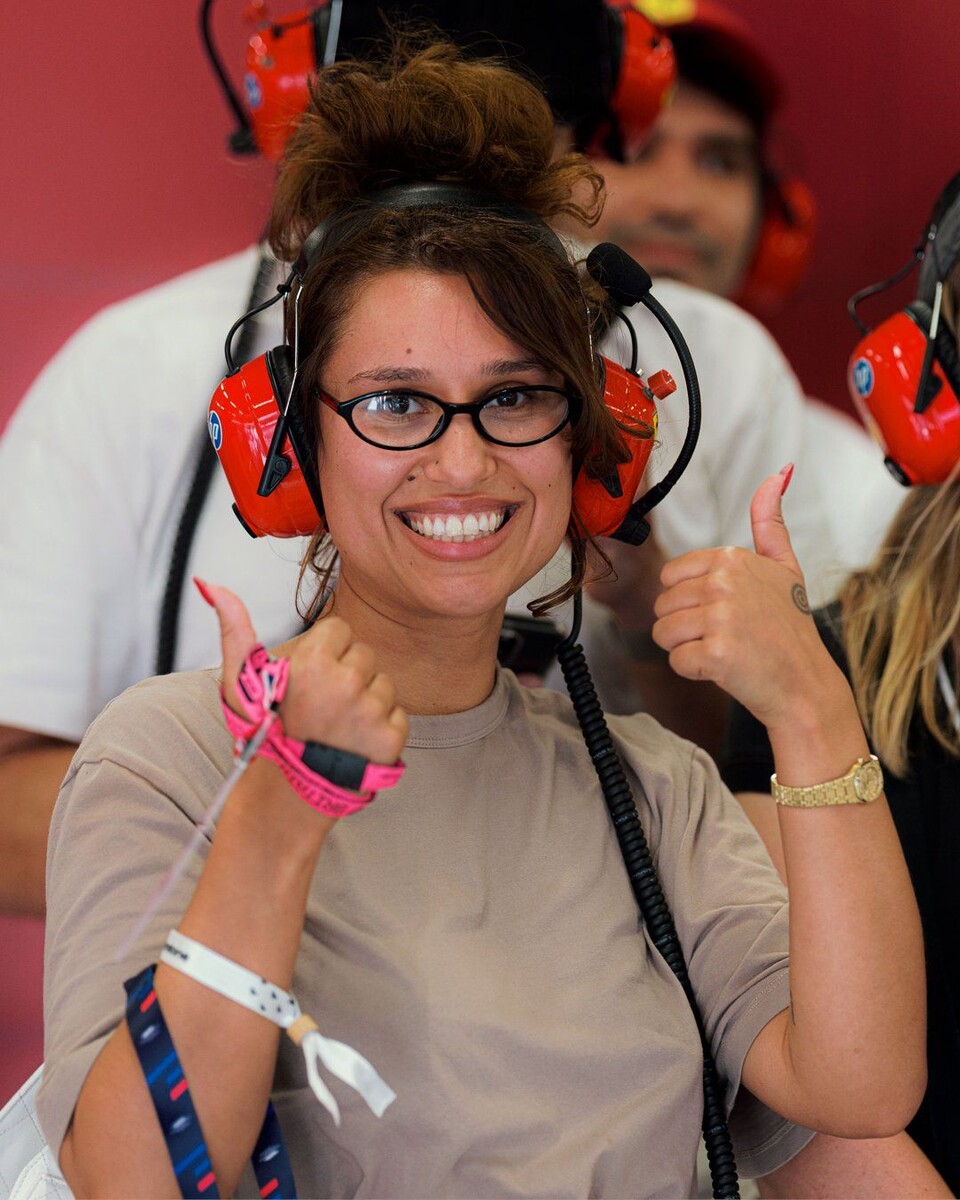    Raye в боксах Ferrari на СильверстоунеФото: Соцсети