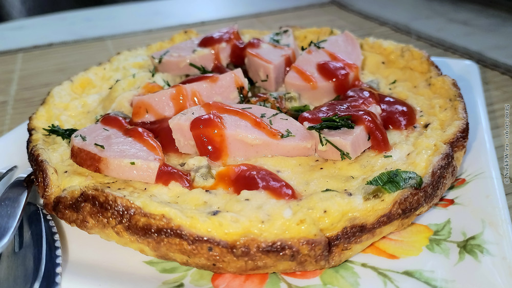 1. Омлет с зеленью и мини-сардельками © NickFW.ru — 06.07.2025г.